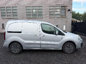 krockskadad bil bedrijf Peugeot Partner PREMIUM 2018/10
