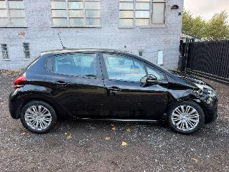 Vaurioauto  passenger cars Peugeot 208 1.2 I 2019/2