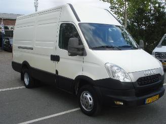 krockskadad bil bedrijf Iveco Daily DUBBELE LUCHT 35C-13V AIRCO 2014/8