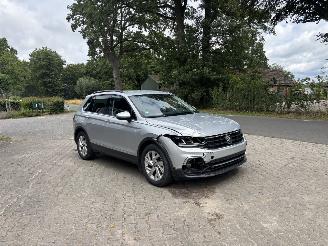 skadebil auto Volkswagen Tiguan 1.5 AUTOMAAT 150 PK NAVI CLIMA CAMERA VIR DASHBOARD LED TREKHAAK B.J 2024 2024/1