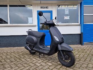 Unfall Kfz Roller AGM  VX 50 , BROM 45KM 2018/5