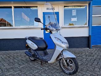 Schade scooter Peugeot  KISBEE 2011/4