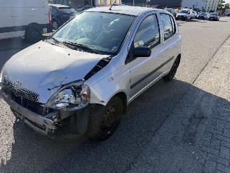 krockskadad bil auto Toyota Yaris 1.3-16V VVT-i Sol AIRCO 2000/3