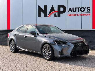 krockskadad bil auto Lexus IS G Sport 300h Hybrid 2018/1