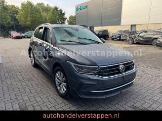 Schadeauto Volkswagen Tiguan Life TSI 110KW CarPlay LED 2021/8