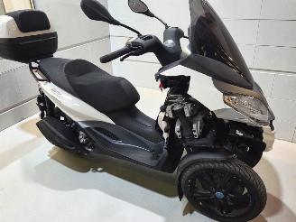 damaged scooters Piaggio  MP3 HP 2023/4