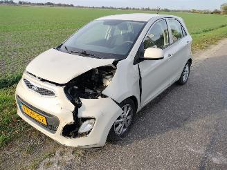 Salvage car Kia Picanto 1.0 cvvt 5 deurs 2013/4