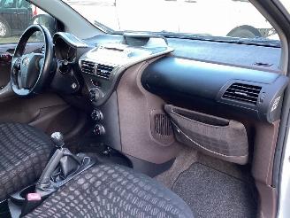 Toyota iQ  picture 13