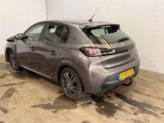 Vaurioauto  passenger cars Peugeot 208 1.2 Vti 12V PureTech 100 Hatchback 4Dr Benzine 1.199cc 74kW (101pk) FWD 2022/6