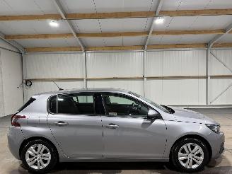 Vaurioauto  passenger cars Peugeot 308 1.2 PureTech 81kW Blue Lease Active 2020/10