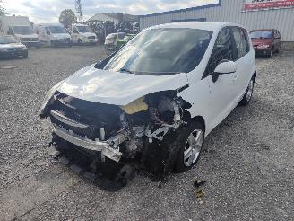 Purkuautot passenger cars Renault Scenic 1.6 16V Wit OV369 Onderdelen K4M858 Motor 2015/4