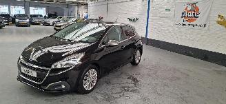Unfallwagen Peugeot 208 1.2 PureTech Blue Lease Executive 2017/11