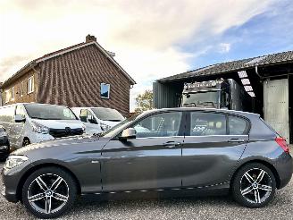 Vaurioauto  passenger cars BMW 1-serie 118i 136pk 6-bak Cent Sportline 5drs - schuifdak - nap - leer - navi - stoelverw - licht + regensensor 2017/2
