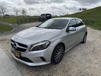 Unfallwagen Mercedes A-klasse 180 prestige automaat/navi/camera 2017/11