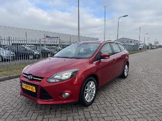 Damaged car Ford Focus 74kw Navi - Clima 2014/10